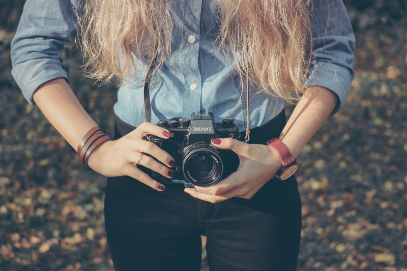 photographe-DRAGUIGNAN-min_hand-person-girl-woman-camera-photography-614-pxhere.com